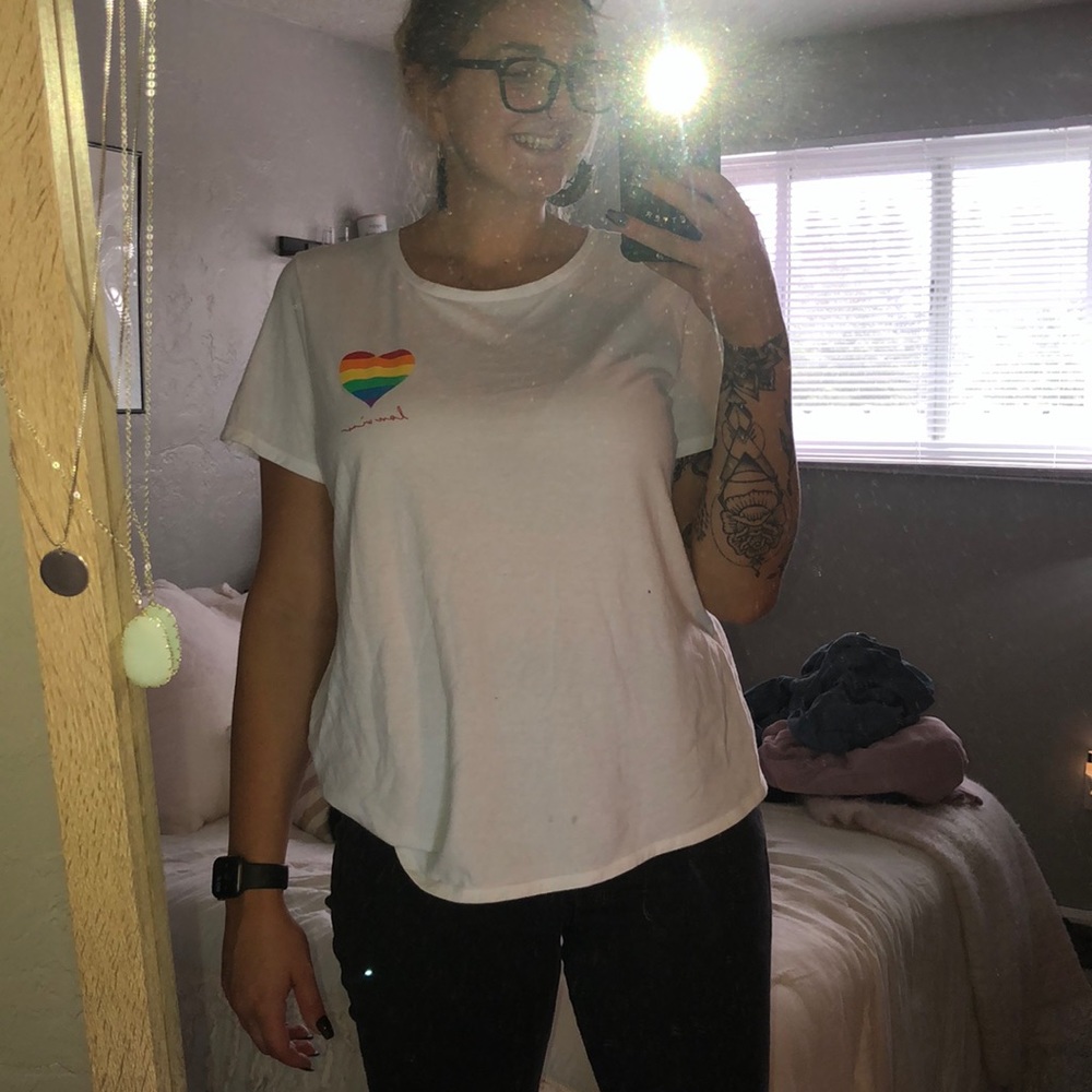 Size XL Old Navy ‘love wins’ rainbow heart T-Shirt